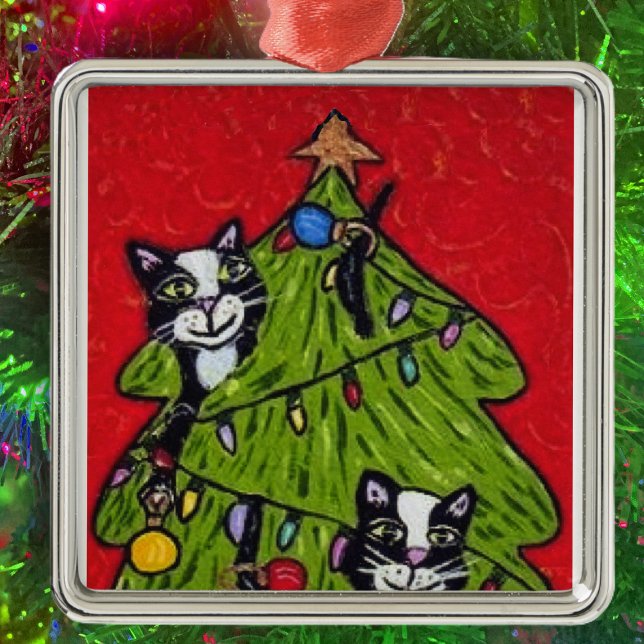 Adorno Metálico Arte Popular Cats Árbol de Navidad (Two naughty cat in decorated Christmas tree on red hanging ornament.)