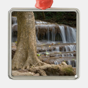 Adorno Metálico Asia, cascada en la frontera entre Tailandia