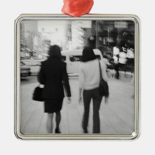 Adorno Metálico Asia, Japón, Tokio. Mujeres jóvenes en el Ginza.