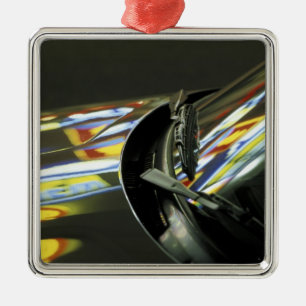 Adorno Metálico Asia, Malasia, Melaka. Reflexiones de neón en el 