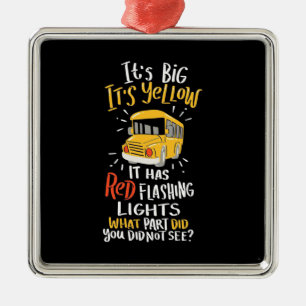 Adorno Metálico Autobús escolar es grande y amarillo