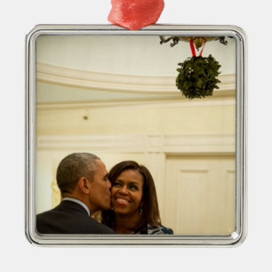 Adorno Metálico Barack y Michelle Mistletoe - Plaza.Adorno