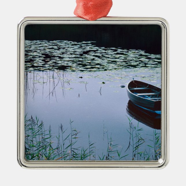 Adorno Metálico Barco de remos en un pequeño lago rodeado de agua (Frente)