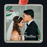 Adorno Metálico Bayas rojas - nuestro primer navidad - foto de la<br><div class="desc">Ornamento romántico del navidad que celebra nuevamente el primer navidad del wed como par casado. Añada su propia foto del boda. El ornamento se adorna con los ilustraciones de hojas y de bayas en verde y rojo. Nuestro 1r navidad se escribe en una escritura moderna de la caligrafía.</div>