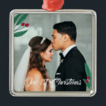 Adorno Metálico Bayas rojas - nuestro primer navidad - foto de la<br><div class="desc">Ornamento romántico del navidad que celebra nuevamente el primer navidad del wed como par casado. Añada su propia foto del boda. El ornamento se adorna con los ilustraciones de hojas y de bayas en verde y rojo. Nuestro 1r navidad se escribe en una escritura moderna de la caligrafía.</div>