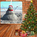 Adorno Metálico Beach Sand Santa "Snowman" de playa personalizada<br><div class="desc">Hacer de este muñeco de nieve Santa no era tan fácil como pensábamos,  ¡pero lo pasamos muy bien trabajando en ello! Personaliza fácilmente el texto.</div>