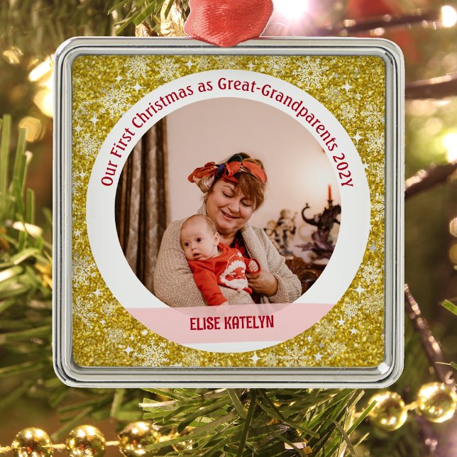 Adorno Metálico Bebé 1 Navidades como grandes abuelos de oro (Modern Elegant Golden Our First Christmas as Great-Grandparents Baby Girl Name 1 Photo Snowflakes)