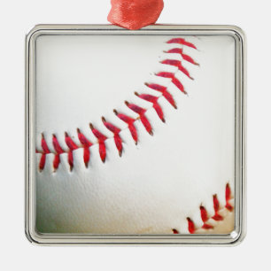 Adorno Metálico Béisbol Blanco con Costura Roja