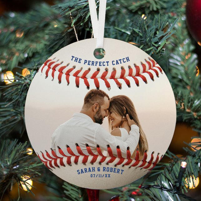 Adorno Metálico Béisbol: Los Navidades de fotografía de la pareja  (Baseball The Perfect Catch Couple Photo Christmas Metal Ornament
)