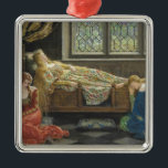 Adorno Metálico Belleza durmiente (por John Collier)<br><div class="desc">Este diseño presenta un cuadro del artista británico de prerapelita John Collier (1850-1934). Muestra a una hermosa mujer durmiendo en un gran castillo medieval. Dos de sus hermanas se arrodillan junto a la cama sintiéndose tristes y tristes. La cama tiene grabados y grabados complicados. Las cortinas y los trajes de...</div>