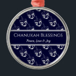 Adorno Metálico BENDICIONES DE CHANUKAH personalizadas| Dreidel GR<br><div class="desc">Elegante y elegante decoración HANUKKAH. El diseño muestra una impresión de diseño SILVER GRAY en un patrón de baldosas con texto de marcador de posición de personalizable que puede reemplazar con su propia elección de saludo y texto. La combinación de colores es azul medianoche y GRIS PLATA. Hay otras versiones...</div>