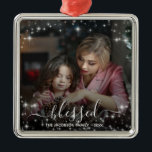 Adorno Metálico Bendito. Navidades de superposición de fotos de es<br><div class="desc">Este hermoso adorno navideño muestra tu foto de marco completo rodeada por una abundancia de estrellas brillantes blancas festivas. La leyenda dice: bendito - escrito en elegante escritura a mano. Hay espacio para tu nombre y el año. Hermoso como regalo o recuerdo de vacaciones anuales en familia.</div>