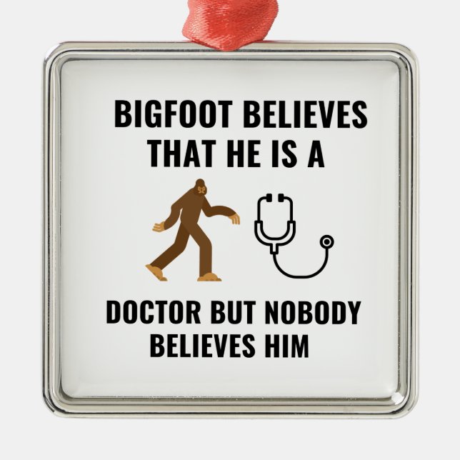 ADORNO METÁLICO BIGFOOT CREE QUE ES UN MÉDICA (Frente)