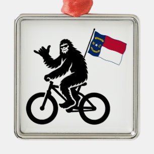 Adorno Metálico Bigfoot en bicicleta bandera de Carolina del Norte