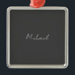 Adorno Metálico Blanco gris manuscrito Minimalista su nombre<br><div class="desc">¿Alguna vez has visto un diseño tan delgado, bien pensado, estético y notable? La elección de letras, su tamaño de letra y la oscuridad del color han sido pensadas durante mucho tiempo y diseñadas con grandes esfuerzos. El resultado fue un diseño tan único que impresiona a todos los que lo...</div>