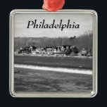 Adorno Metálico Boathouse Row winter b/w<br><div class="desc">Esta es una foto en blanco y negro de la histórica Boathouse Row en Filadelfia,  Pensilvania. Boathouse Row es una emblemática atracción turística de Filadelfia en el pintoresco río Schuylkill. Es un lugar popular y famoso. Esta fotografía de la hermosa Boathouse Row fue tomada durante el día en invierno.</div>