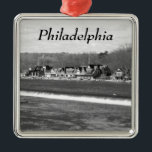 Adorno Metálico Boathouse Row winter b/w<br><div class="desc">Esta es una foto en blanco y negro de la histórica Boathouse Row en Filadelfia,  Pensilvania. Boathouse Row es una emblemática atracción turística de Filadelfia en el pintoresco río Schuylkill. Es un lugar popular y famoso. Esta fotografía de la hermosa Boathouse Row fue tomada durante el día en invierno.</div>