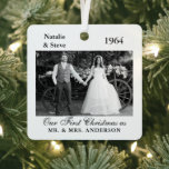 Adorno Metálico Boda de memoria de año fotográfico negro y blanco<br><div class="desc">Foto de Boda de Novia y Groom y adorno de memoria del año. Perfecto para recordar ese gran día tuyo o para regalar como regalo para celebrar un aniversario de padres, abuelos y otros miembros de la familia. Saca esa foto de bodas en blanco y negro, retro y vintage y...</div>