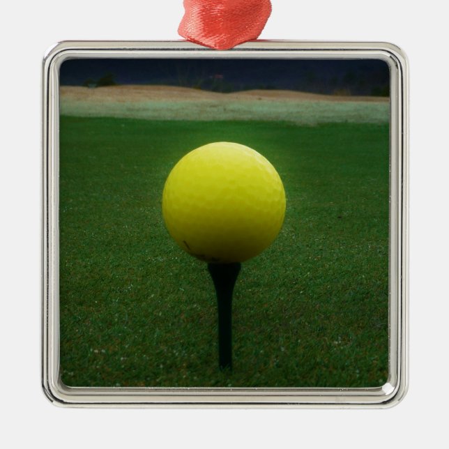 Adorno Metálico Bola de golf amarilla en un campo de golf de monta (Frente)