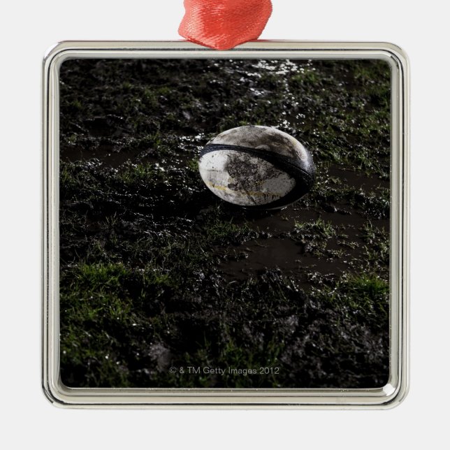 Adorno Metálico Bola de rugbi fangosa que se sienta en masticado (Frente)