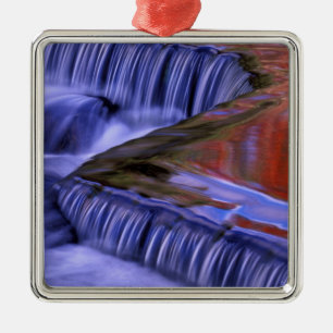 Adorno Metálico Bond Falls; reflejando hojas de colores otoñales;