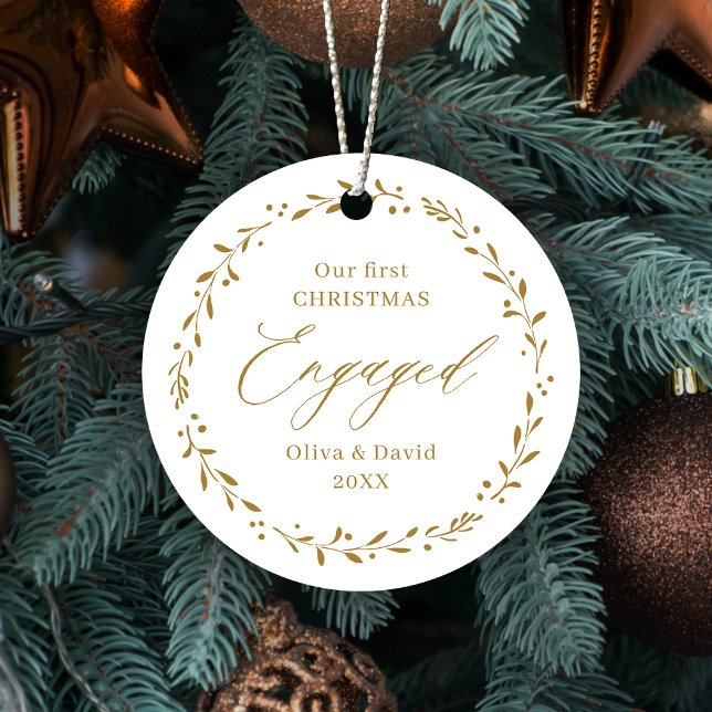 Adorno Metálico Botánica de oro Nuestra Primera Navidad Comprometi (Gold Botanical Our First Christmas Engaged Metal Ornament)