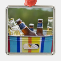 Botellas de cerveza en cubo de hielo