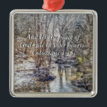 Adorno Metálico Branson Fall Creek Winter Snow Painterly Ornament<br><div class="desc">Ornamento inspirador con verso biblial: Y que la paz de Dios gobierne en tus corazones. Colossian 3:15 y una pintura de una escena rústica de invierno boscosa durante una nevada a lo largo de la Creek Fall en Branson Missouri, Estados Unidos en los Ozarks. ¿Buscando más impresiones o productos? No...</div>