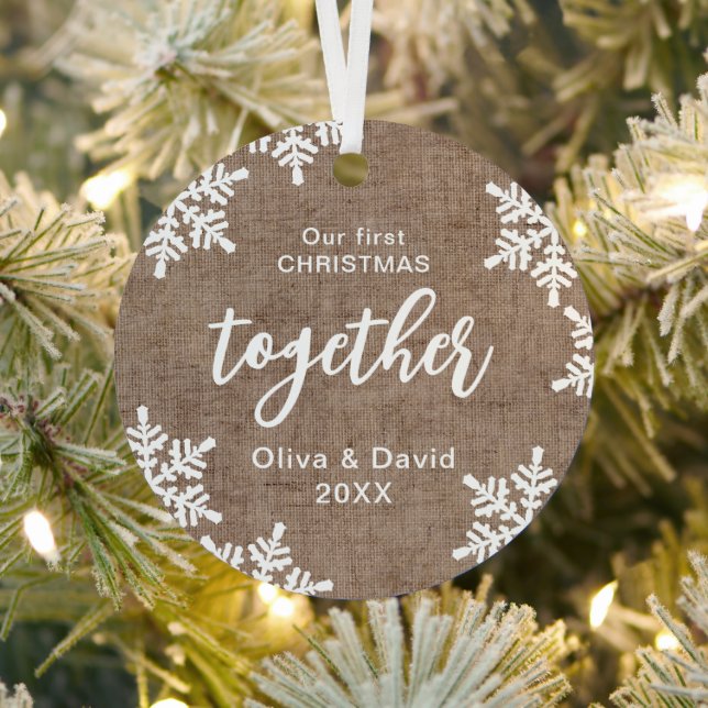 Adorno Metálico Burlap Snowflings Nuestra Primera Navidad Juntos (in situ)
