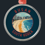 Adorno Metálico Busan Haeundae Beach Retro Circulo Molesto<br><div class="desc">Diseño de viaje vectorial retro Busan. Busan,  una gran ciudad portuaria en Corea del Sur,  es conocida por sus playas,  montañas y templos.</div>