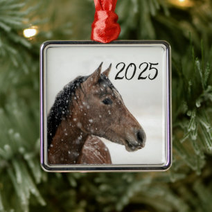 Adorno Metálico Caballo de Bahía de pie en suave caída de nieve