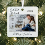 Adorno Metálico Caligrafía Nuestra primera fotografía de la pareja<br><div class="desc">Guión de caligrafía moderno y elegante,  simple Minimalista,  nuestros primeros Navidades de fotografía de la pareja de Navidad Ornamento Metalizado</div>