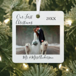 Adorno Metálico Caligrafía Nuestro primer Boda fotográfico de Navi<br><div class="desc">Escritura moderna de caligrafía,  simple Minimalista,  nuestro primer Boda de fotografía de Navidad Navidades de ornamento Metalizado</div>