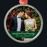 Adorno Metálico Caligrafía verde casada y Boda de moras<br><div class="desc">Ornamento verde de escritura caligráfica casada y merry elegante foto Boda</div>