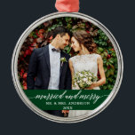 Adorno Metálico Caligrafía verde casada y Boda de moras<br><div class="desc">Ornamento verde de escritura caligráfica casada y merry elegante foto Boda</div>