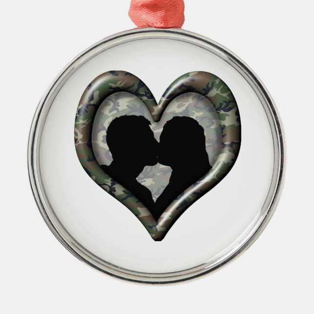 Adorno Metálico Camo Kissing Couple Heart (Frente)
