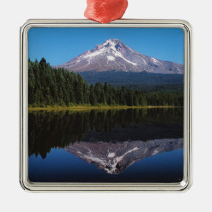 Adorno Metálico Capilla del soporte reflejada en el lago