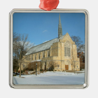 Adorno Metálico Capilla Harbison en invierno en el Grove City Coll