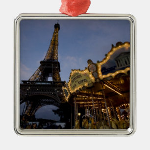 Adorno Metálico Carrusel cerca de la Torre Eiffel por la noche,