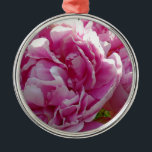 Adorno Metálico Casa de campo de campo con flores de Pink Peony<br><div class="desc">Un hermoso jardín de peonías rosadas al sol matutino - foto de H Cooper.</div>