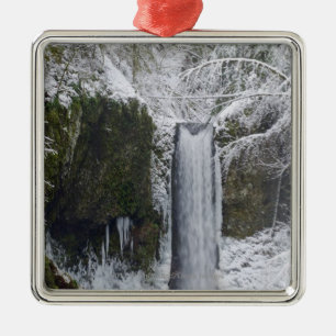 Adorno Metálico Cascada borrosa rodeada por un bosque Nevado