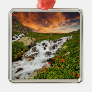 Adorno Metálico Cascada en las montañas con las flores