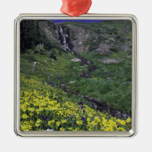 Adorno Metálico Cascada y flores silvestres en prado alpino,