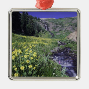 Adorno Metálico Cascada y flores silvestres en prado alpino, 2
