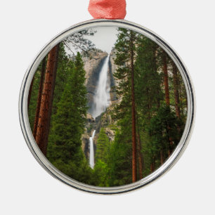 Adorno Metálico Cascada Yosemite a través del bosque
