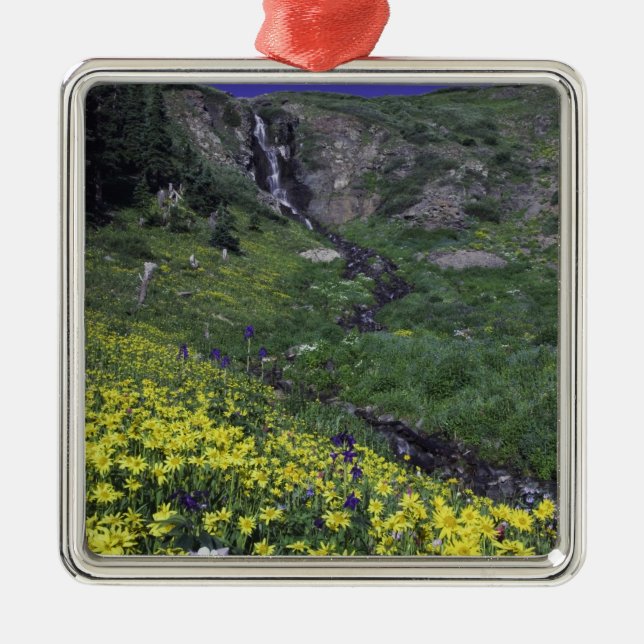 Adorno Metálico Cascadas y flores silvestres en prados alpinos, (Frente)