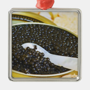 Adorno Metálico Caviar negro y una cuchara de nácar para