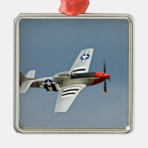 Adorno Metálico Caza P-51D Mustang con marcas del Día D volando