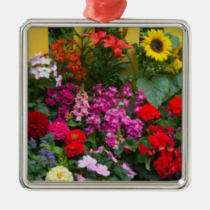 Adorno Metálico Cerca de estacas amarillas con jardín de flores en