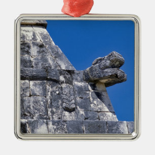 Adorno Metálico Cerca de las piedras que forman un antiguo maya